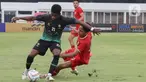 Pemain timnas Indonesia, Marselino Ferdinan (kanan) berusaha merebut bola dari kaki Kokola Charles M’Mombwa (Tanzania) pada laga ujicoba di Stadion Madya, Kompleks Gelora Bung Karno, Senayan, Jakarta, Minggu (2/6/2024). (Liputan6.com/Herman Zakharia)