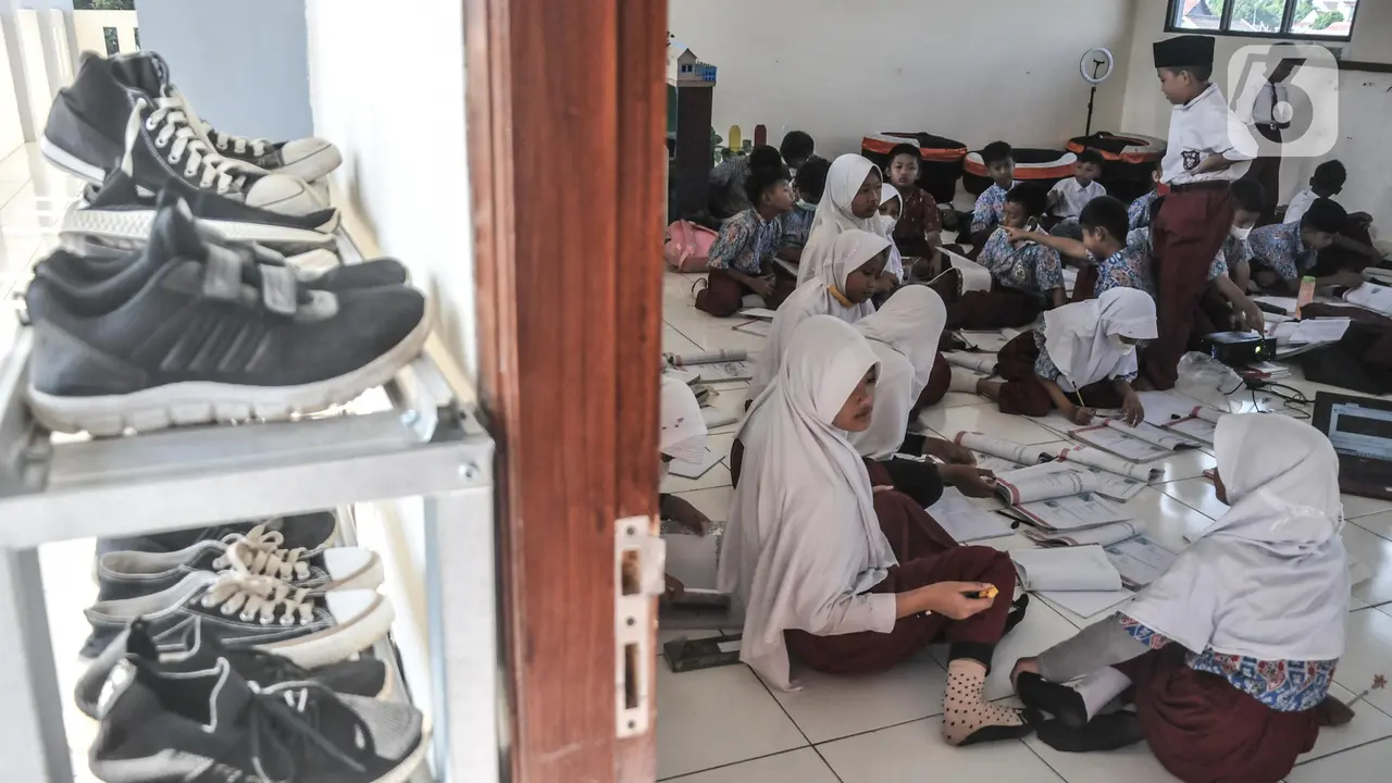 Duka Murid Belajar Tanpa Meja dan Kursi di SDN Mekarsari 05