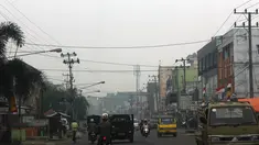 Suasana kabut asap yang masih menyelimuti Kota Lubuklinggau, Sumatera Selatan, Senin (14/10/14). (Liputan6.com/Faizal Fanani)