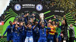 Chelsea sukses menorehkan sejarah baru usai keluar sebagai juara UEFA Conference League 2024/2025 setelah mengalahkan Real Betis 4-1. Tampak dalam foto, para pemain Chelsea merayakan trofi UEFA Conference League usai memenangi laga final melawan Real Betis di Tarczynski Arena, Wroclaw, Rabu 28 Mei 2025 waktu setempat atau Kamis (29/5/2025) dini hari WIB. (Sergei GAPON/AFP)