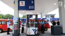 Angkutan umum antri melakukan pengisian BBM di SPBU Vivo di kawasan Cilangkap, Jakarta, Kamis (26/10). SPBU tersebut akan menyalurkan BBM bensin Research Octane Number (RON) 89, 90, dan 92 dengan merk Revvo. (Liputan6.com/Helmi Fithriansyah)