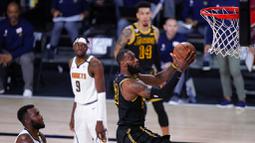 Pebasket Los Angeles Lakers, LeBron James, berusaha memasukkan bola saat melawan Denver Nuggets pada gim kedua final wilayah barat Playoff NBA 2020, Senin (21/9/2020). Lakers menang dengan skor 105-103. (AP/Mark J. Terrill)