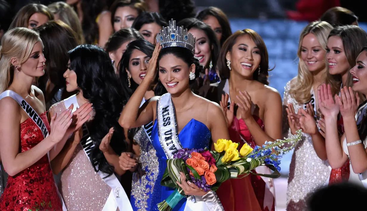 Miss Filipina, Pia Alonzo Wurtzbach mendapatkan ucapan selamat dari kontestan lainnya usai dinobatkan sebagai pemenang ajang kecantikan Miss Universe 2015 di The AXIS Las Vegas, AS, Minggu (20/12). (Ethan Miller/Getty Images/AFP)
