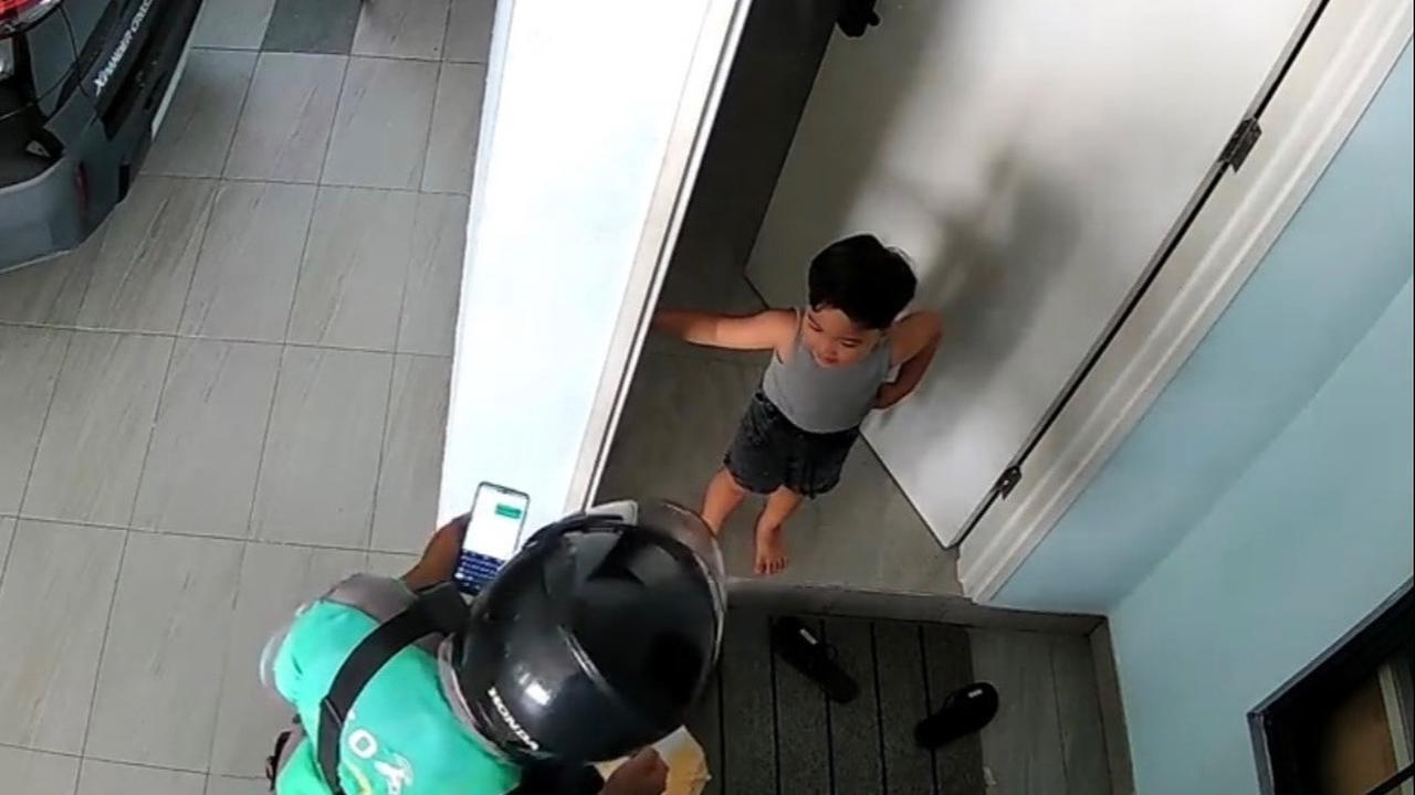 Niat Antar Paket, Interaksi Antara Driver Ojol dan Anak Pemilik Rumah Ini Bikin Adem