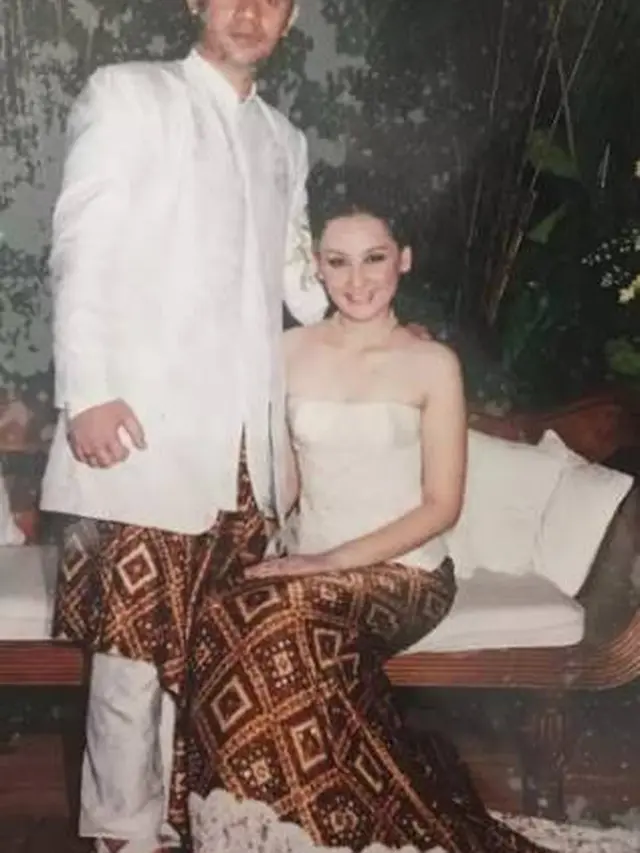 Rayakan 20 Tahun Pernikahan, Ini 7 Potret Lawas Mona Ratuliu dan Suami