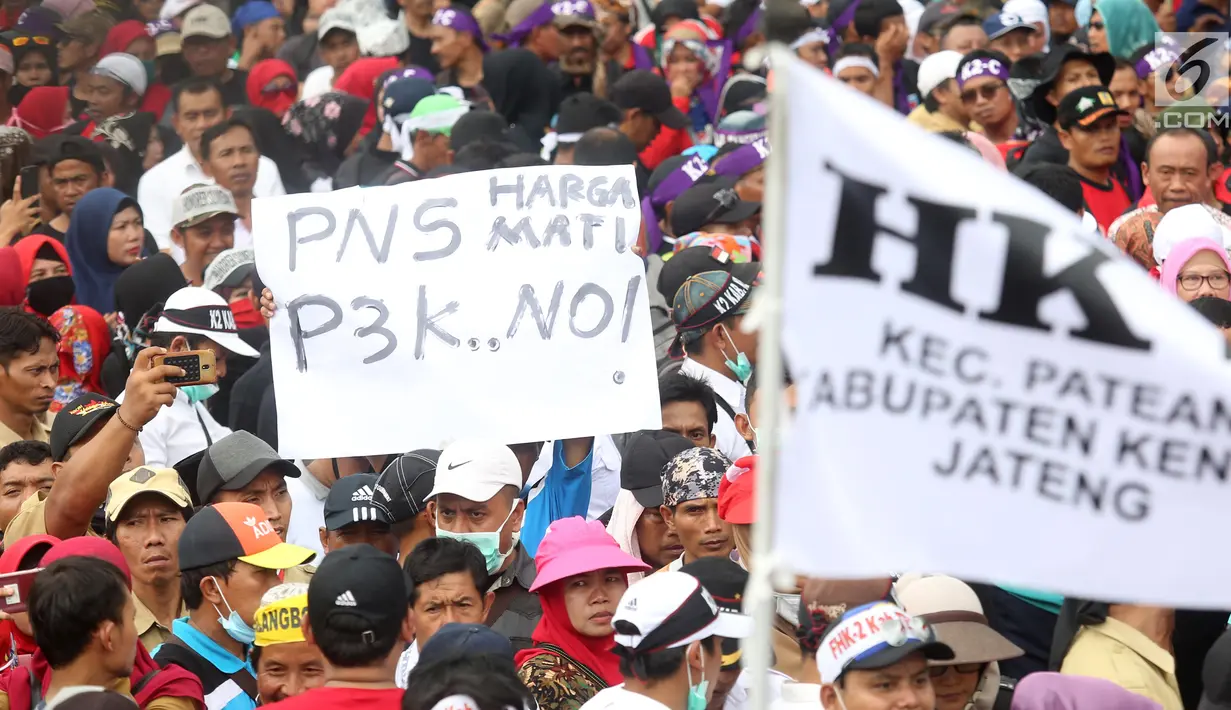 Ribuan honorer K2 seluruh Indonesia berunjuk rasa di depan Istana Merdeka, Jakarta, Selasa (30/10). Mereka menuntut Presiden Joko Widodo segera mengesahkan Revisi UU ASN No 5/2015. (Liputan6.com/Angga Yuniar)