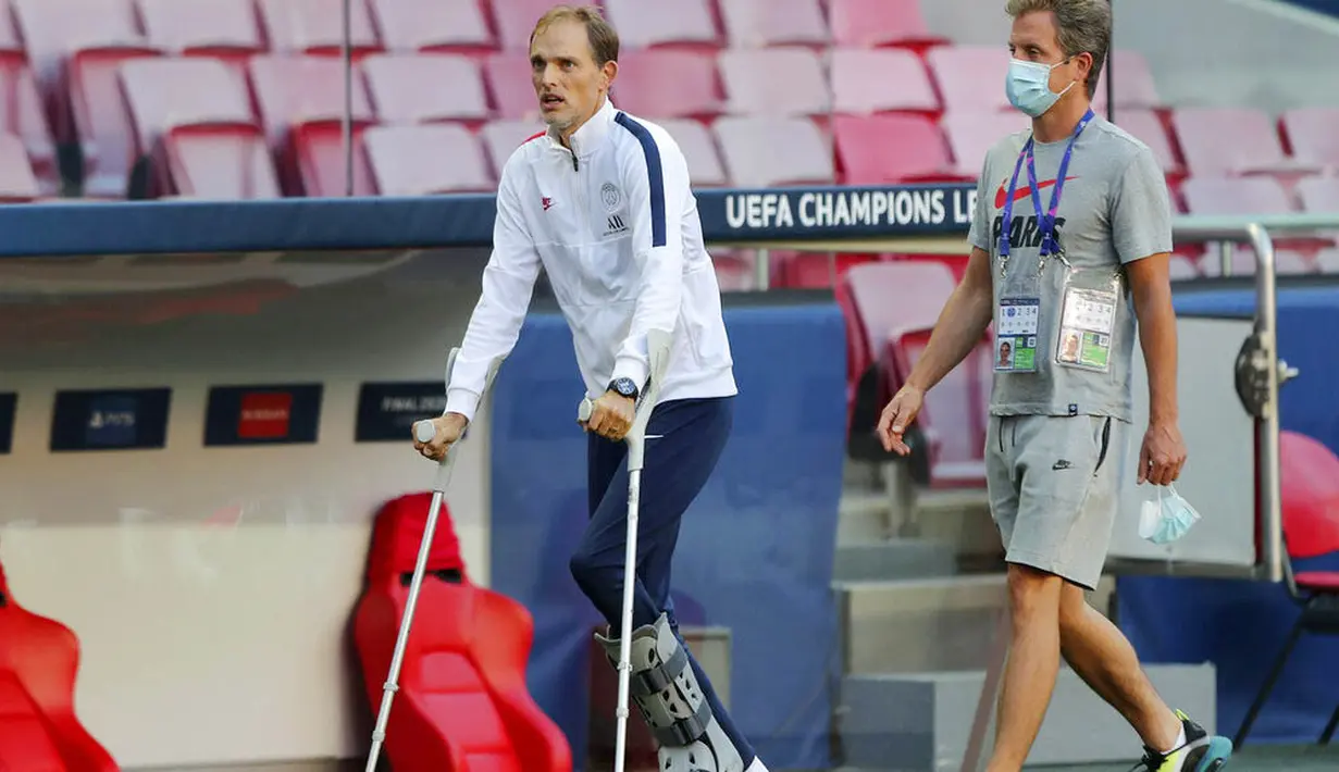 Pelatih Paris Saint-Germain (PSG), Thomas Tuchel, mengamati anak asuhnya saat latihan jelang laga final Liga Champions di Stadion The Luz, Portugal, Sabtu (22/8/2020). PSG akan berhadapan dengan Bayern Munchen. (Miguel A. Lopes/Pool via AP)