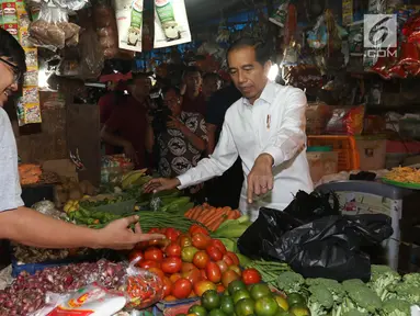 Presiden Joko Widodo atau Jokowi berbelanja saat blusukan di Pasar Minggu, Jakarta, Jumat (22/2). Dalam blusukan tersebut Jokowi memantau harga sembako sekaligus belanja sayur dan buah. (Liputan6.com/Angga Yuniar)