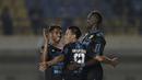Selebrasi gol pemain Persib pada laga lanjutan Piala Presiden 2019 yang berlangsung di Stadion Si Jalak Harupat, Kabupaen Bandung, Selasa (12/3). Persib Menang 4-0 atas Perseru. (Bola.com/Yoppy Renato)