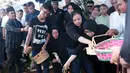 Komedian Eko DJ telah hembuskan nafas terakhir pada Senin (27/3/2017) malam di kediamannya. Dan pada Selasa (28/3/2017) siang hari, jenazah dimakamkan di TPU Pondok Kelapa, Jakarta Timur. (Deki Prayoga/Bintang.com)