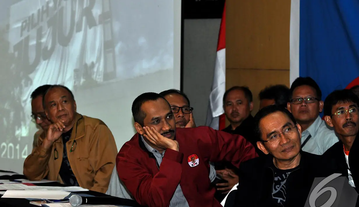 Ketua KPK bersama jajaran pimpinan melihat dokumentasi kerja KPK selama 2014 saat menggelar konferensi pers di Gedung KPK, Jakarta, Senin (29/12/2014). (Liputan6.com/Miftahul Hayat)  