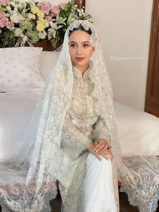 Gaun tersebut hadir dengan detail kerah mandarin, dipermanis dengan aksen payet yang menambah kesan mewah. [@anggikabolsterli].