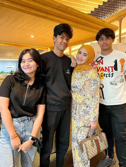 Setelah menikah, Meggy membawa ketiga anaknya dari pernikahan sebelumnya bersama Kiwil. Diketahui, kini Meggy menetap di kota asal suaminya, Makassar. (Instagram.com/meggywulandari_real)