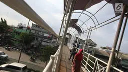 Kondisi Jembatan Penyeberangan Orang (JPO) tanpa atap dan berkarat di Petamburan, Tanah Abang, Jakarta, Selasa (24/10). Selain membahayakan keselamatan, kondisi JPO tersebut juga mengganggu kenyamanan pejalan kaki. (Liputan6.com/Immanuel Antonius)