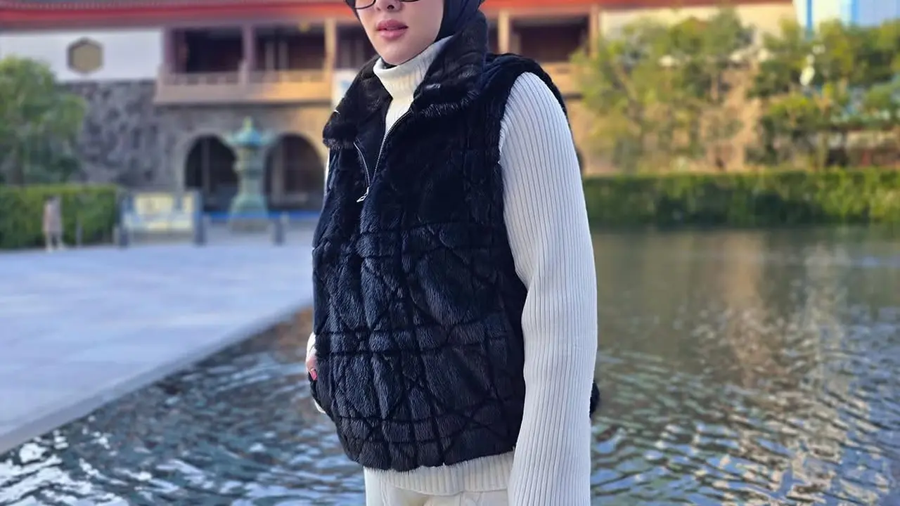 Potret Outfit Syahrini di Tokyo yang Mewah