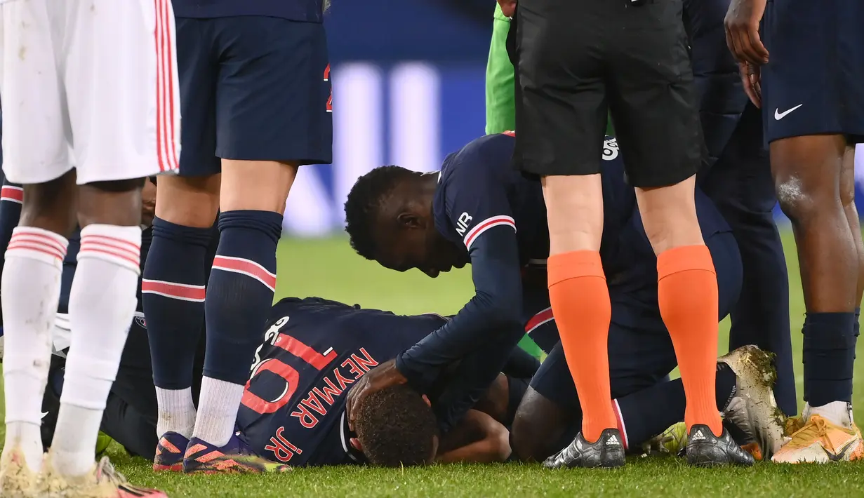 Cedera Neymar menambah kesengsaraan PSG, klub asal kota Paris itu merasakan kekalahan keempat di Ligue 1 musim ini dan kekalahan kandang pertama dari Lyon di liga sejak 2007. (AFP/Frank Fife)