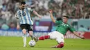 <p>Penyerang Argentina, Lionel Messi berusaha melewati pemain Meksiko, Uriel Antuna selama pertandingan grup C Piala Dunia 2022 Qatar di Stadion Lusail di Lusail, Qatar, Minggu 27 November 2022. Dengan kemenangan atas Meksiko ini, Lionel Messi cs masih berpeluang besar untuk bisa lolos ke babak 16 besar Piala Dunia 2022. (AP Photo/Ariel Schalit )</p>