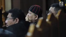 Terdakwa suap pemberian izin lokasi perkebunan di Kutai Kartanegara, Hery Sutanto Gun menyimak keterangan saksi pada sidang lanjutan di Pengadilan Tipikor, Jakarta, Selasa (27/3). Sidang mendengar keterangan saksi. (Liputan6.com/Helmi Fithriansyah)