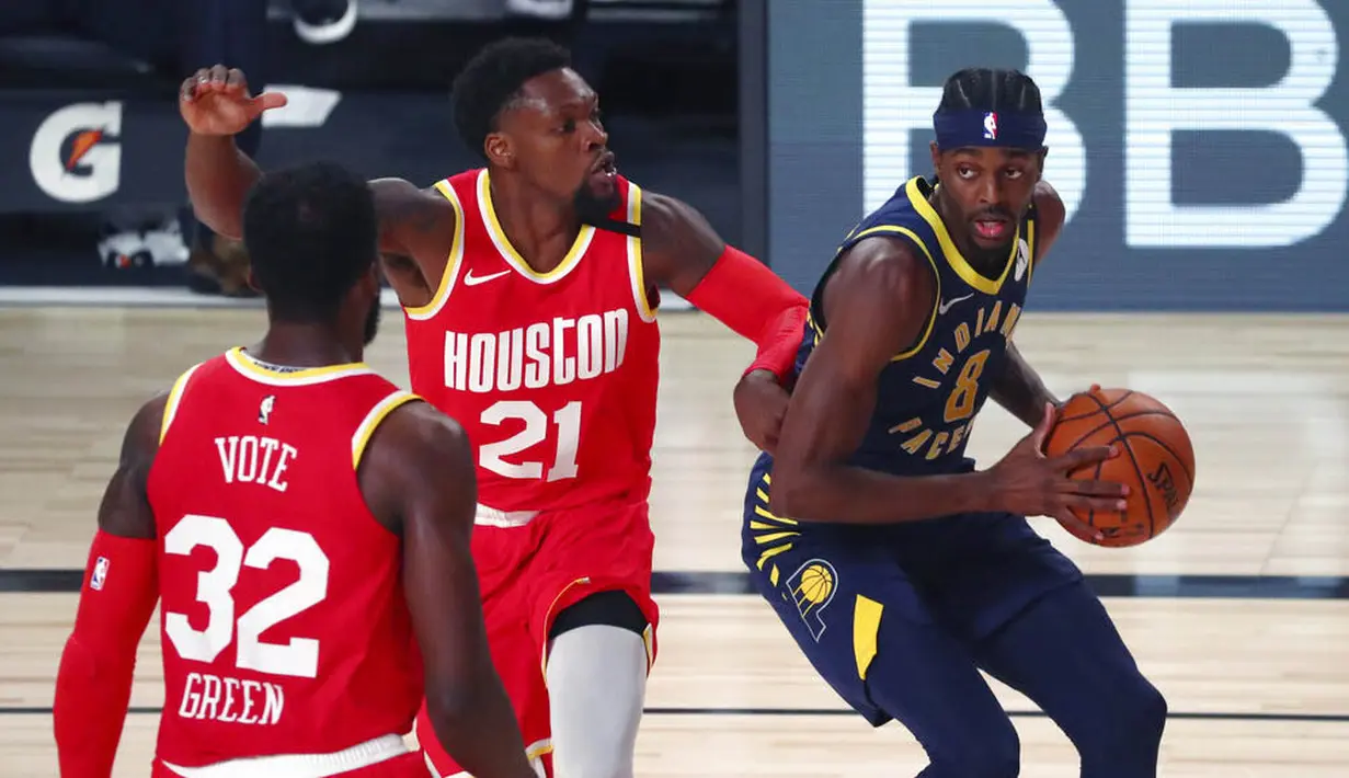 Pebasket Indiana Pacers, Justin Holiday, berusaha melewati pebasket Houston Rockets, Michael Frazier dan Jeff Green, pada laga NBA, Rabu (12/8/2020). Houston Rockets dikalahkan Indiana Pacers dengan skor 104-108. (Kim Klement/Pool Photo via AP)