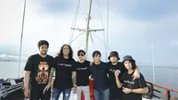 Band Element Rayakan 21 tahun berkarier di atas kapal phinisi. (Bambang E Ros/Fimela.com)