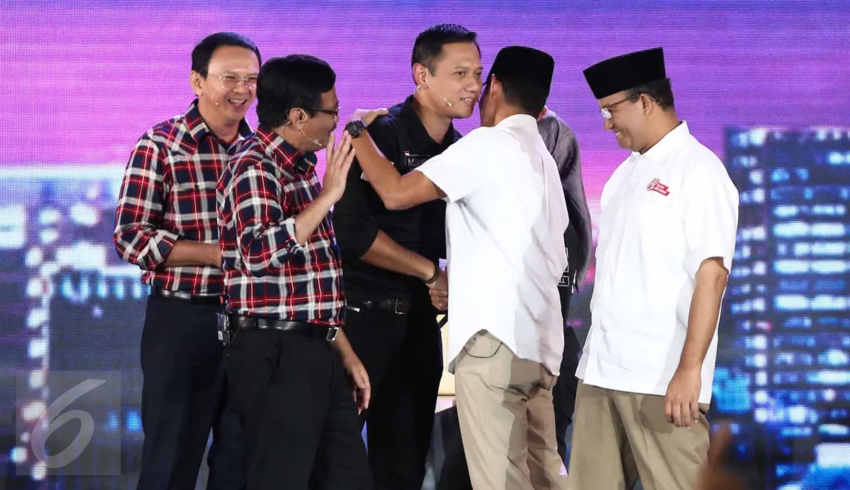 Agus Yudhoyono bersalaman dengan Sandiaga Uno usai Debat Cagub DKI Jakarta putaran ketiga di Hotel Bidakara, Jakarta, Jumat (10/2). Debat ke-3 ini mengangkat tema masalah kependudukan dan peningkatan kualitas hidup masyarakat.(Liputan6.com/Faizal Fanani)