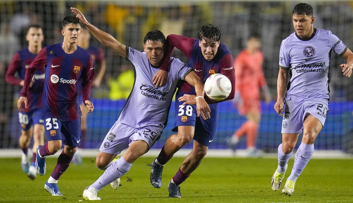 Pemain Barcelona, Marc Guiu (tengah kanan) dan pemain Club America, Ramon Juarez saling berebut bola pada laga persahabatan di Cotton Bowl, Dallas, Amerika Serikat, Jumat (22/12/2023) dini hari WIB. (AP Photo/Julio Cortez)