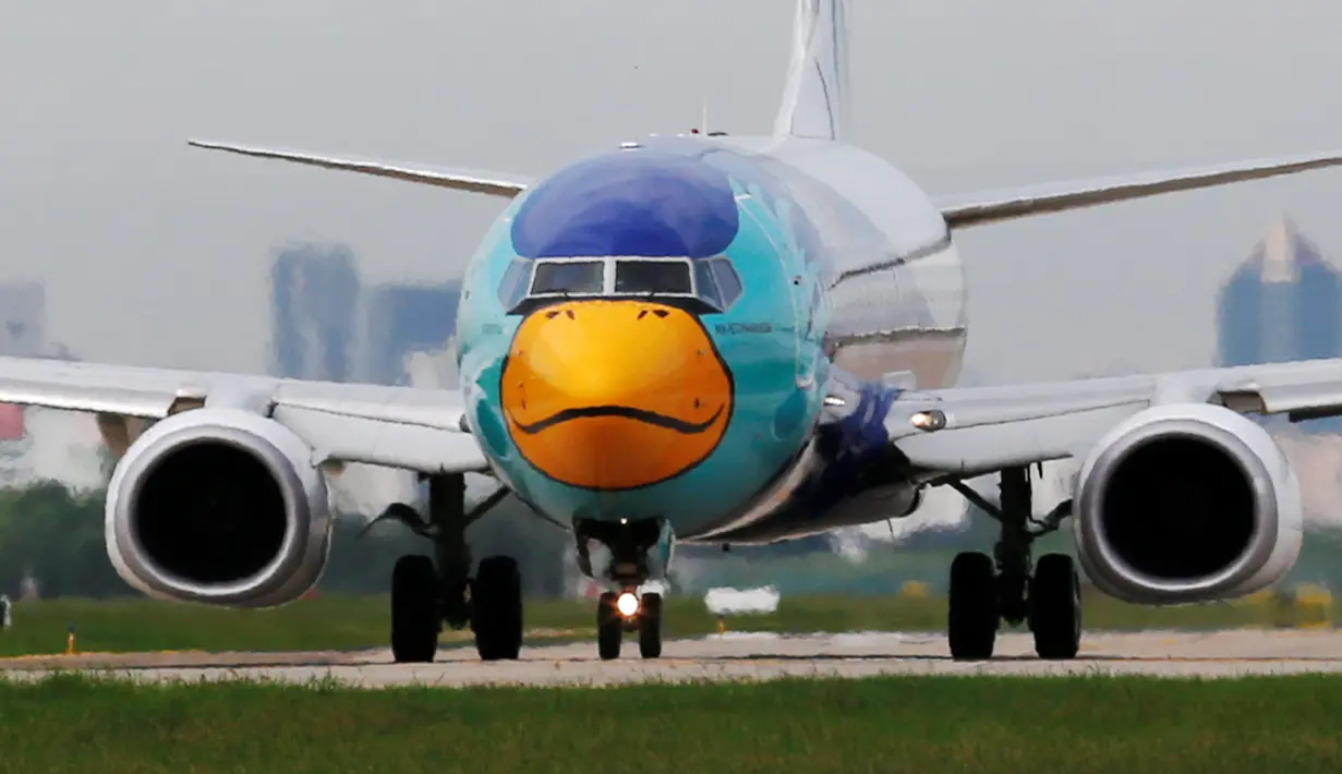 Pesawat Nok Air, bergambar seperti bebek, bersiap lepas landas di Bandara Don Muang, Bangkok, 29 Juni 2016. Nok Air adalah maskapai penerbangan bertarif murah yang berpusat di Bangkok, Thailand. (REUTERS/Chaiwat Subprasom)