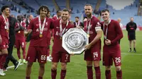 Trent Alexander-Arnold dari Liverpool, kiri, James Milner dari Liverpool, kedua dari kiri, dan Jordan Henderson dari Liverpool, kedua. Kanan, dan pemain Liverpool Andrew Robertson berfoto dengan trofi setelah memenangkan pertandingan sepak bola FA Community Shield antara Liverpool dan Manchester City di King Power Stadium di Leicester, Inggris, Sabtu, 30 Juli 2022. (AP Photo/Frank Augstein)