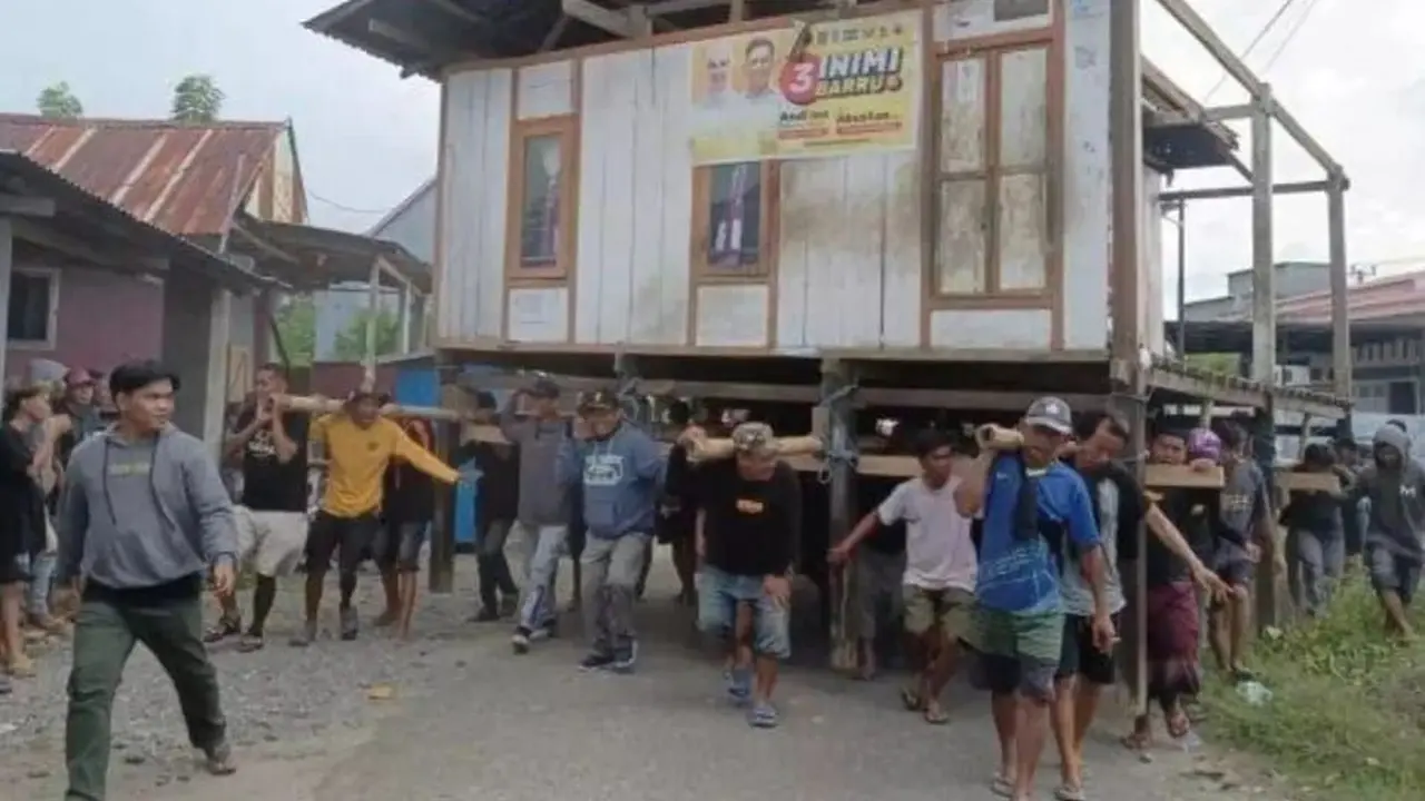 Beda pilihan bupati, warga Barru terpaksa pindahkan rumah (Liputan6.com/Istimewa)
