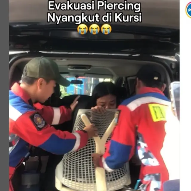 Momen Kocak Petugas Damkar Bantu Wanita Lepaskan Tindik Hidungnya yang Nyangkut di Kursi