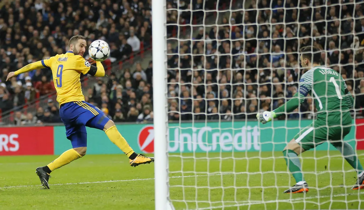 Striker Juventus, Gonzalo Higuain, mencetak gol lewat tandukan kepala ke gawang Tottenham Hotspur pada laga Liga Champions di Stadion Wembley, London, Rabu (7/3/2018). Tottenham Hotspur takluk 1-2 dari Juventus. (AP/Frank Augstein)