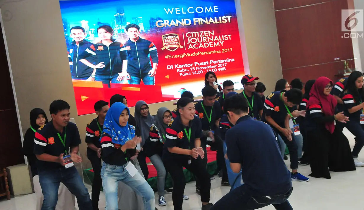 Seluruh finalis Citizen Journalist Academy (CJA) Energi Muda Pertamina saat berkunjung ke Kantor Pusat Pertamina, Jakarta, Rabu (15/11). (Liputan6.com/Helmi Afandi)