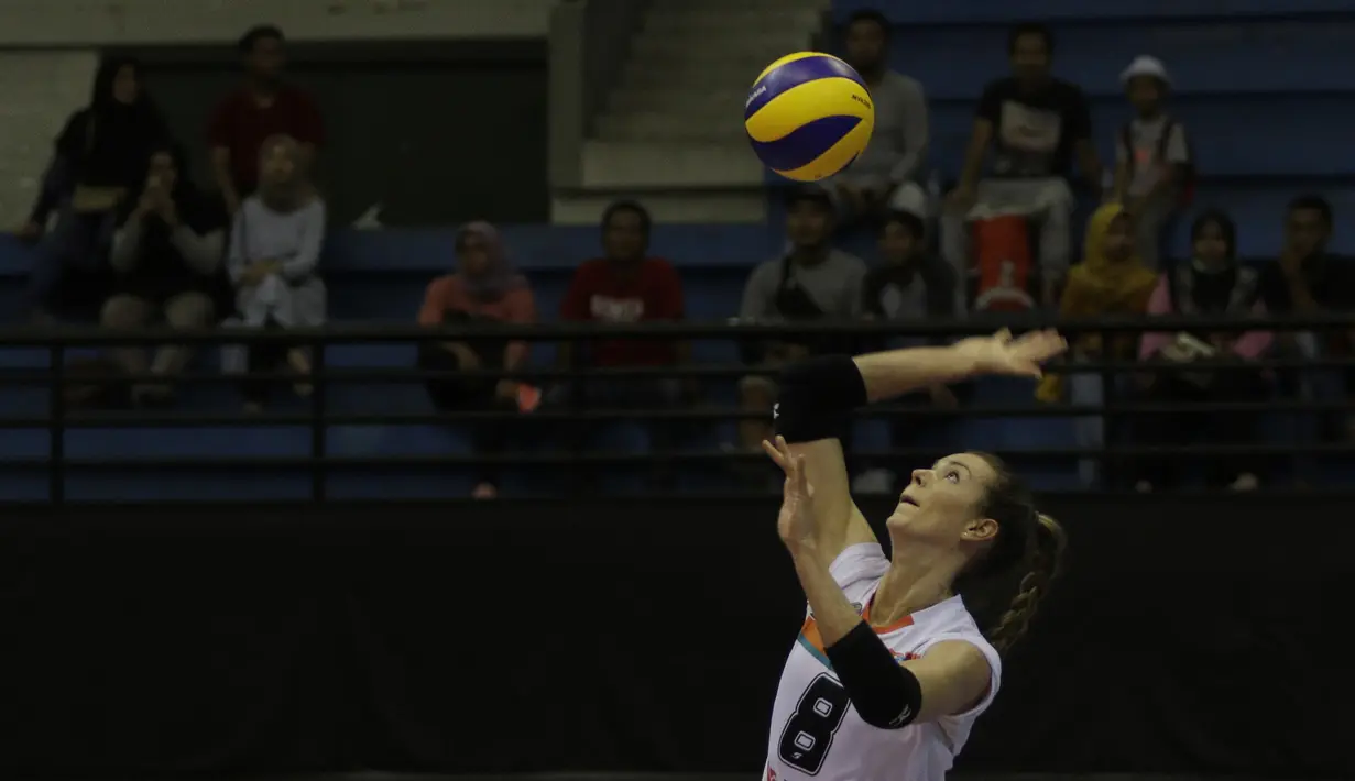 Pevoli Jakarta BNI 46, Lindsay Stalzer, melakukan servis saat melawan Bandung Bank BJB pada perebutan tempat ketiga Proliga 2019 di GOR Among Rogo, Yogyakarta, Sabtu (23/2). BNI 46 menang 3-1 atas BJB. (Bola.com/Yoppy Renato)
