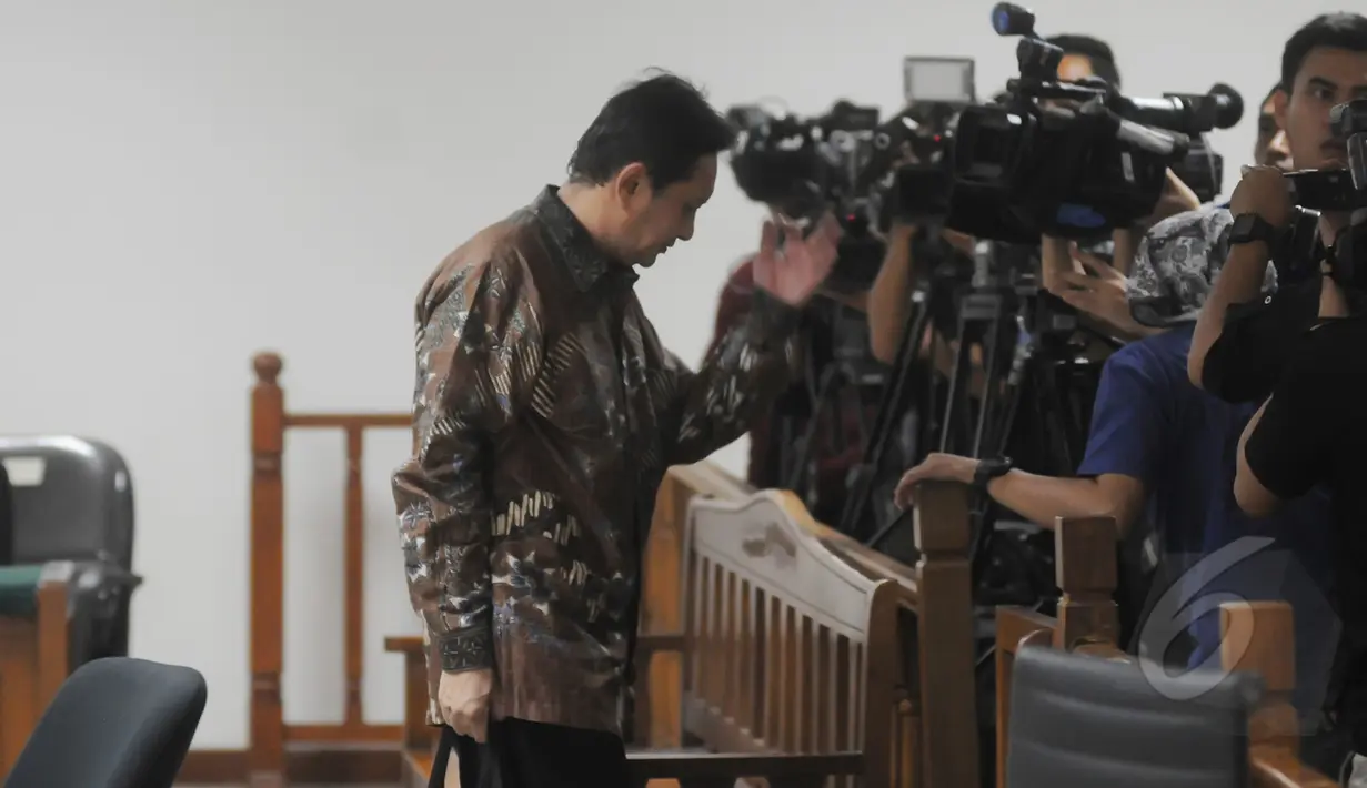 Terdakwa mantan Kepala Dinas Perhubungan DKI Jakarta Udar Pristono usai menjalani sidang perdana di Pengadilan Tipikor, Jakarta,Senin (6/4/2015). Sidang ditunda karena tim kuasa hukum terdakwa tidak hadir. (Liputan6.com/Herman Zakharia)