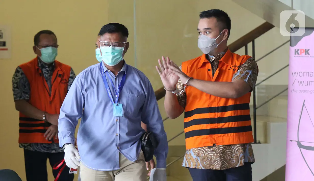 Tersangka suap dan gratifikasi perkara di Mahkamah Agung (MA) 2011-2016, Nurhadi (kiri) dan Rezky Herbiyono usai menjalani pemeriksaan di Gedung KPK Jakarta, Selasa (29/9/2020). Penyidik KPK melimpahkan tersangka beserta barang bukti kepada tim JPU KPK. (Liputan6.comHelmi Fithriansyah)