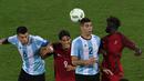 Paciencia #9 dan Edgar (kanan) beerebut bola dengan pemain Argetina pada laga grup D Olimpiade Rio 2016 di Olympic Stadium, Rio de Janeiro, (5/82016) dini hari WIB. (AFP/Vandelei Almeida)