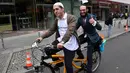 Imam Osman Oers dan Rabbi Akiva Weingarten mengayuh sepeda tandem sebagai kampanye lintas agama melintasi Ibu Kota Jerman, Berlin, 24 Juni 2018. Mereka melakukan aksi damai dengan berkeliling kota Berlin menggunakan sepeda bersama. (AFP/John MACDOUGALL)
