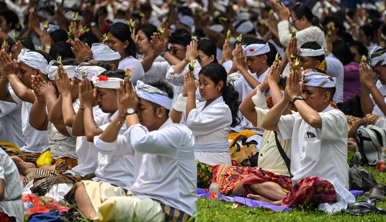 Sebelum melaksanakan upacara Melasti, umat Hindu terlebih dahulu melaksanakan persembahyangan yang dipimpin oleh seorang Romo dan Pinandita. (JUNI KRISWANTO/AFP)
