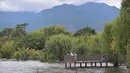 Para wisatawan menikmati pemandangan Danau Erhai di Desa Gusheng di Dali, Provinsi Yunnan, China barat daya, pada 14 September 2020. Terletak di tepi Danau Erhai, Desa Gusheng menuai manfaat dari perbaikan ekologis Danau Erhai dan peningkatan jumlah wisatawan yang berkunjung. (Xinhua/Chen Xinbo)