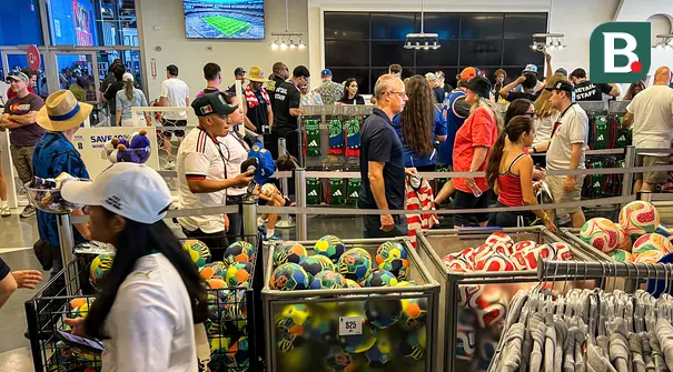 Ratusan suporter memadati FIFA Store di MetLife Stadium, East Rutherford, New Jersey, Amerika Serikat, untuk berburu merchandise resmi Piala Dunia 2026 menjelang laga fase grup Prancis melawan Senegal. Berbagai produk seperti bola resmi pertandingan, jersey, syal, hingga aksesori tim nasional menjadi incaran para penggemar dari berbagai negara. Antusiasme tinggi membuat area toko dipenuhi pengunjung yang rela mengantre demi mendapatkan suvenir resmi turnamen. (KLY Sports/Hery Kurniawan)