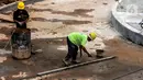 Pekerja menyelesaikan proyek revitalisasi Taman Christina Martha Tiahahu  di kawasan Blok M, Jakarta, Kamis (7/7/2022). Taman Martha Tiahahu yang sedang direvitalisasi ini menjadi bagian dari pengembangan kawasan berorientasi transit Blok M - Sisingamangaraja. (Liputan6.com/Johan Tallo)