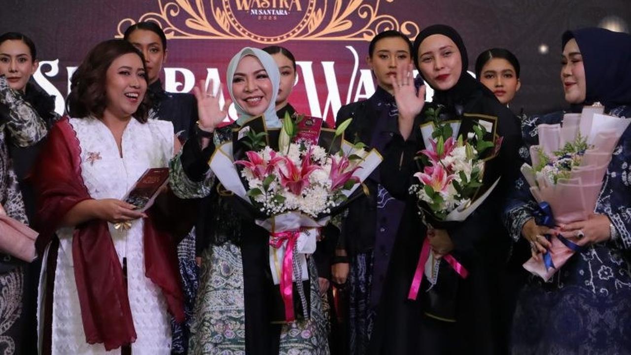 Selaras Wastra dengan tema Echoes of Borneo, kolaborasi Pemprov Kalimantan Selatan dengan Desainer Irmasari Joedawinata