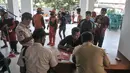 Petugas mendata warga korban kebakaran Pasar Gembrong saat direlokasi ke Rusun Cipinang Besar Utara, Jakarta Timur, Senin (23/5/2022). Nantinya, korban kebakaran akan menempati rusun tersebut selama tiga bulan secara gratis seiring menunggu permukiman rampung direvitalisasi. (merdeka.com/Iqbal S Nugroho)