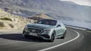 Mercedes-Benz E-Class 2024 mendapat facia depan ala Mercedes masa kini. Lampu yang menyambung dengan grill ini seperti mengambil napas mobil full EV mereka yaitu EQS. Bentuk grill trapesium berkesan sporty di model sebelumnya kini dibalik, sehingga terlihat lebih elegan. (Source: caranddriver.com)