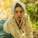 Nana dengan hanbok yang cukup lusuh. (Netflix)