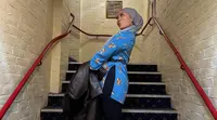 Zara mengenakan celana panjang hitam yang dipadukan dengan baju biru dan jilbab abu-abu saat nonton musikal Aladdin di The Empire Theatre. (Foto: Instagram/ camilliazr)