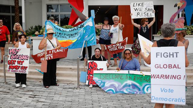Aksi Unjuk Rasa Penghentian Penggunaan Bahan Bakar Fosil