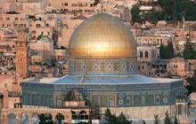 Penampakan para 'Bidadari' Penjaga Masjid Al-Aqsa Palestina, Terus Membaca Alquran dengan Khusyu