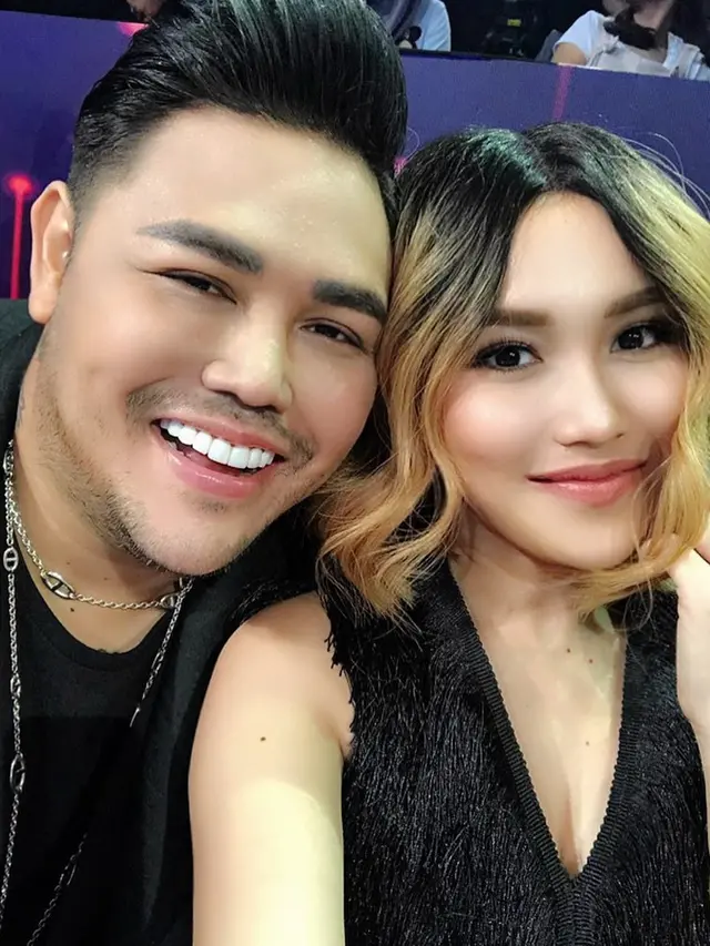 6 Potret Gaya Rambut Terbaru Ayu Ting-Ting, Pendek dan Pirang