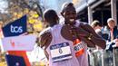 Pelari Kenya, Benson Kipruto (kiri) dan kompatriotnya, Alexander Mutiso berpelukan setelah melintasi garis finis pada ajang New York Marathon 2025 pada Minggu (02/11/2025) waktu setempat. Ini menjadi finis dengan jarak terdekat dalam ajang maraton dengan selisih 0,03 detik. (AP Photo/Angelina Katsanis)
